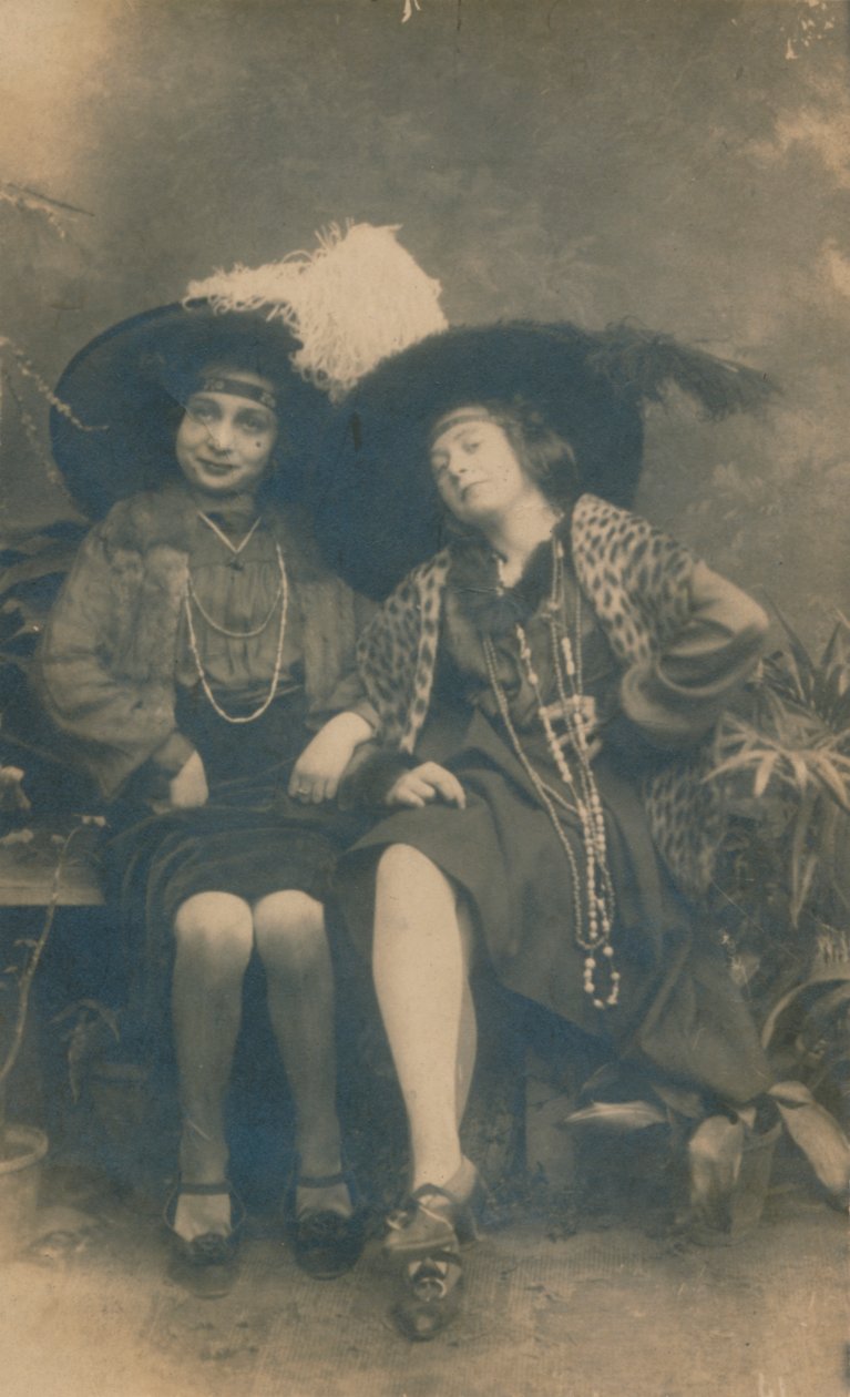 两位女士的影楼照片，c1910 作者 不明
