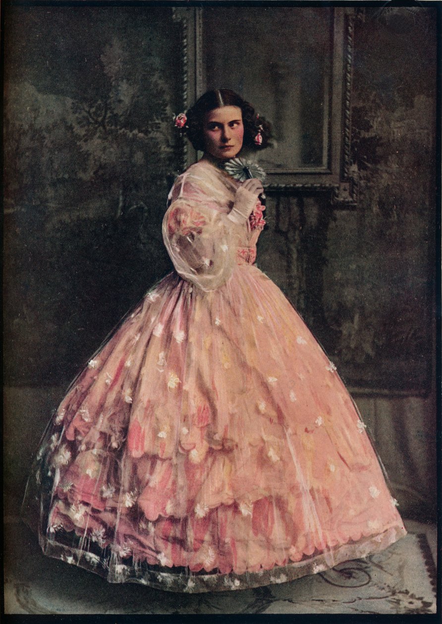 一件三瓣粉色丝绸连衣裙，上面缀着白花纱布，1850-60年，c1913 作者 不明