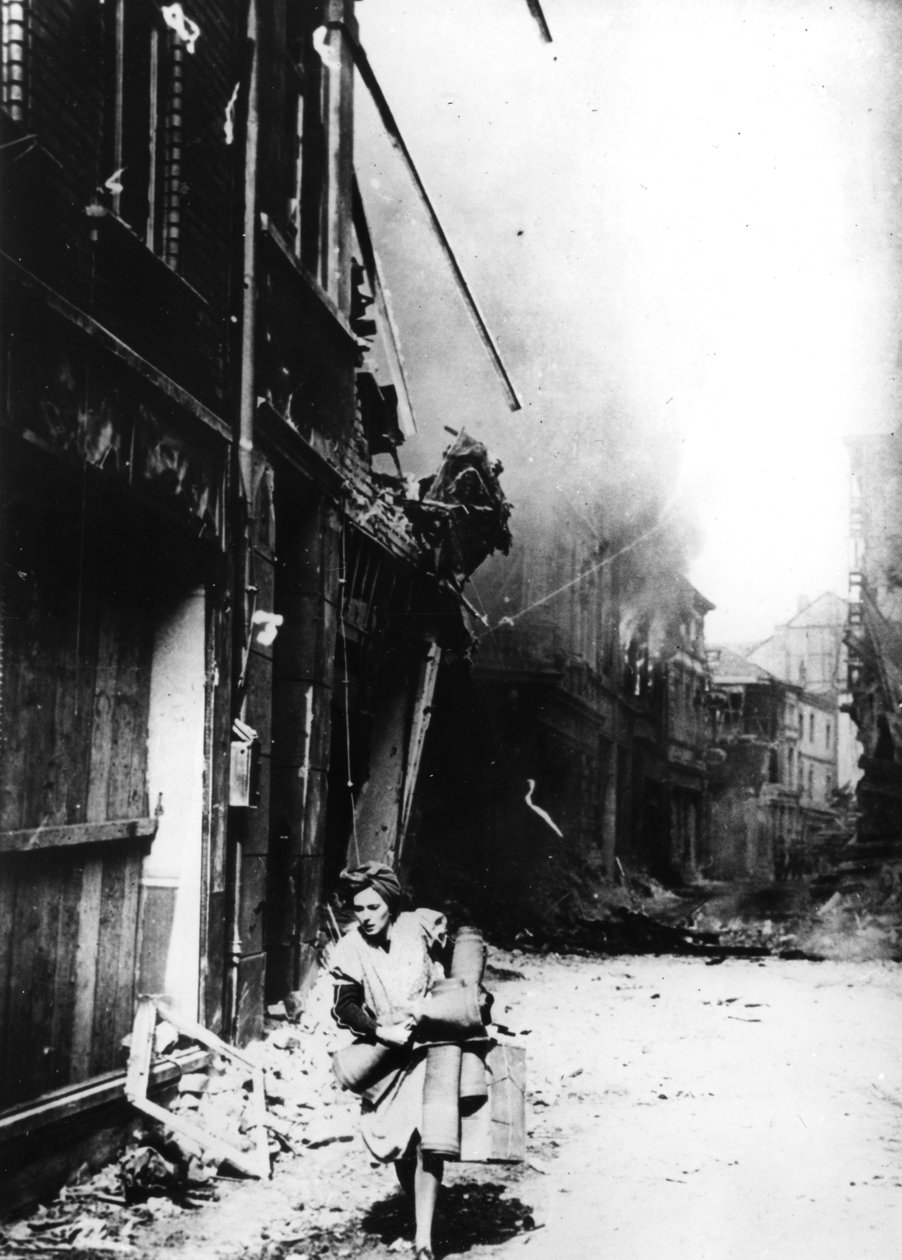 1945年，一名妇女在燃烧的街道上离开燃烧的房屋， 作者 不明