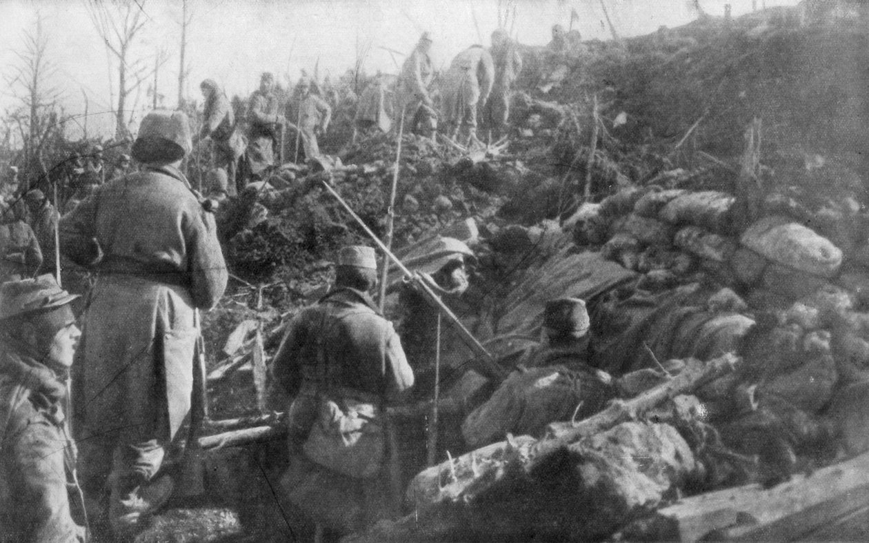 1915年8月，法国凡尔登附近的Eparges岭，废弃的德国战es 作者 不明