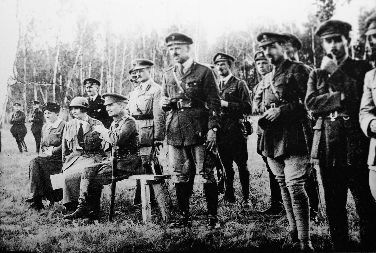 亚历山大·科尔恰克海军上将和英国官兵一起坐在东线，俄罗斯，1918年 作者 不明