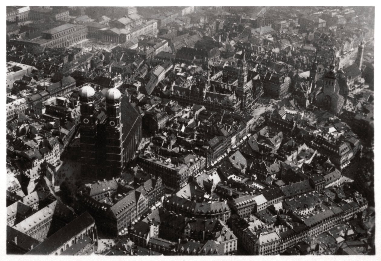 1933年，齐柏林飞艇，德国慕尼黑圣母教堂的鸟瞰图 作者 不明