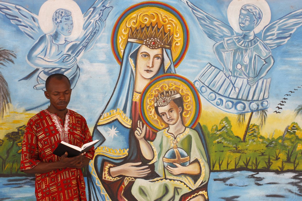 African man reading the bible, Togo Ville, Togo 作者 不明