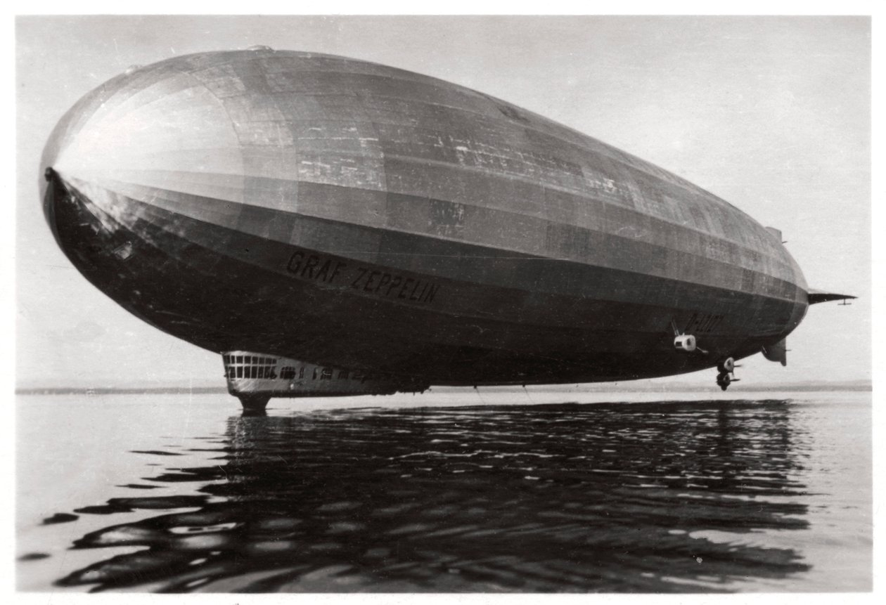 飞艇LZ127齐柏林飞艇降落在德国康斯坦茨湖，1933年 作者 不明