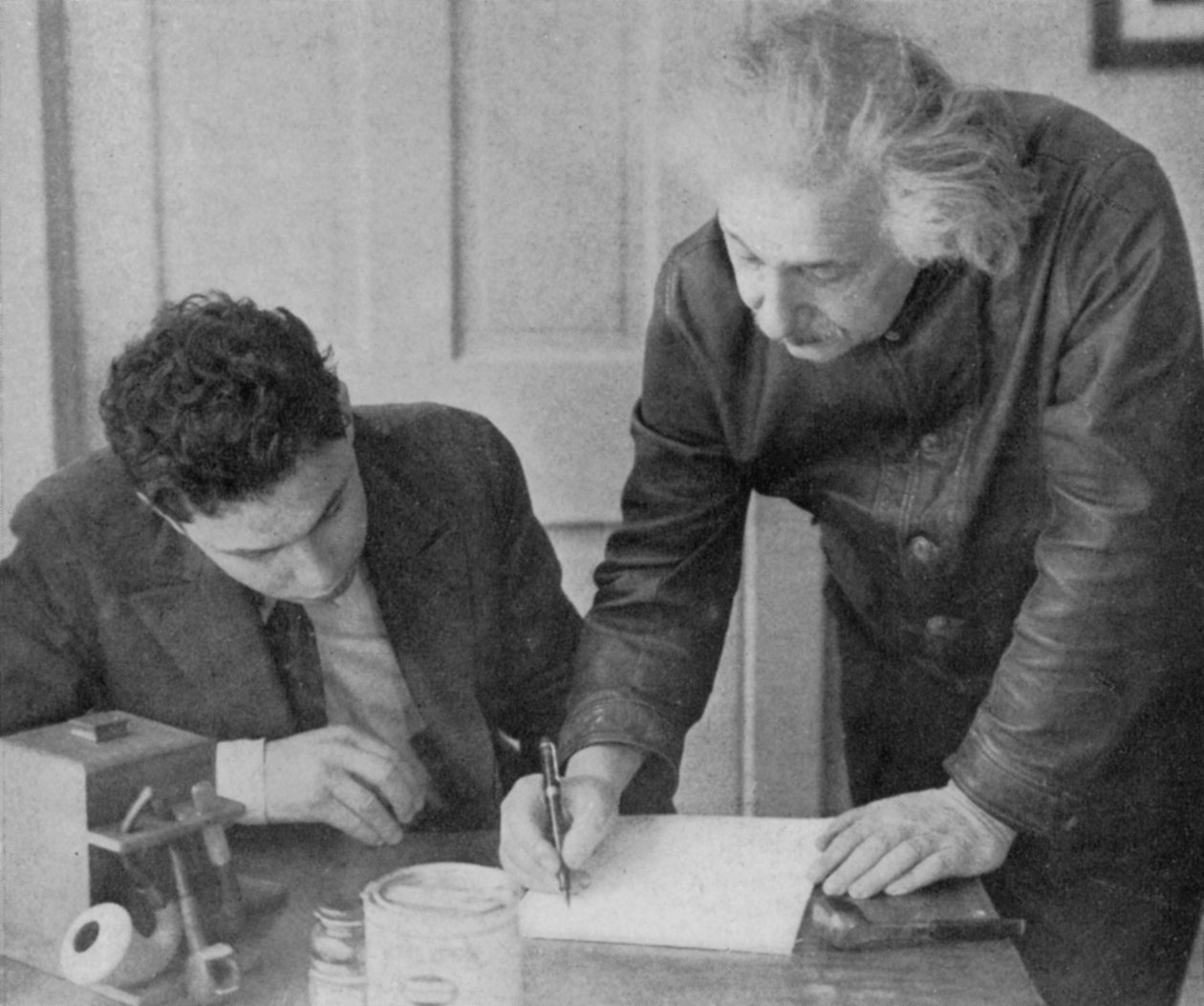 艾伯特·爱因斯坦（Albert Einstein），德国-瑞士-美国数学家和物理学家，与一名学生 作者 不明