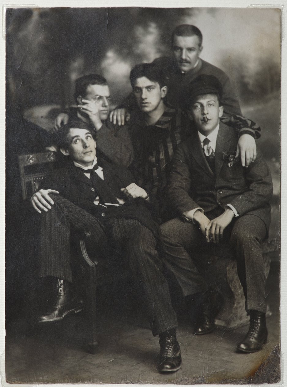 Aleksei Kruchenykh, David Burliuk, Vladimir Mayakovsky, Nikolai Burliuk and Benedikt Livshits, 1913. 作者 不明