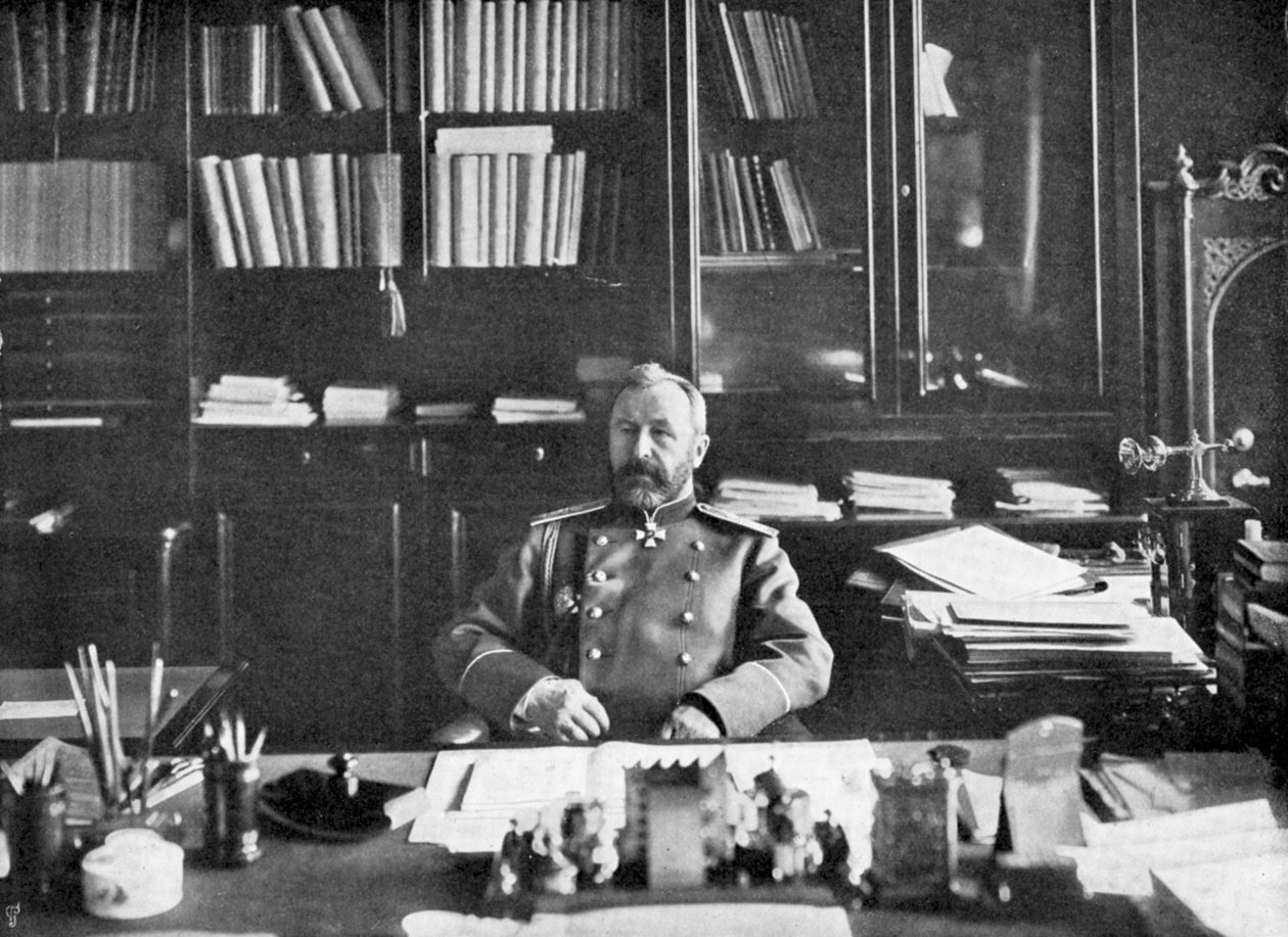 Alexei Nikolaievich Kuropatkin在他的图书馆中，1904-5 作者 不明