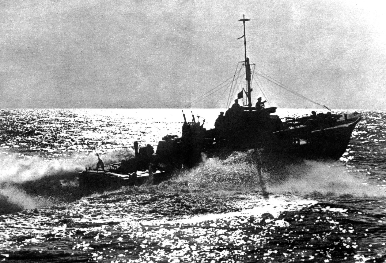 1944年在法国海岸附近进行巡逻的机动鱼雷艇 作者 不明