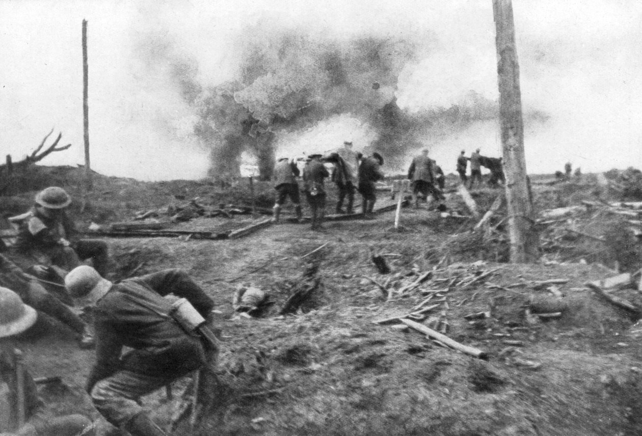 1917年10月30日，盟军和德国囚犯在比利时伊普尔附近的米宁路 作者 不明