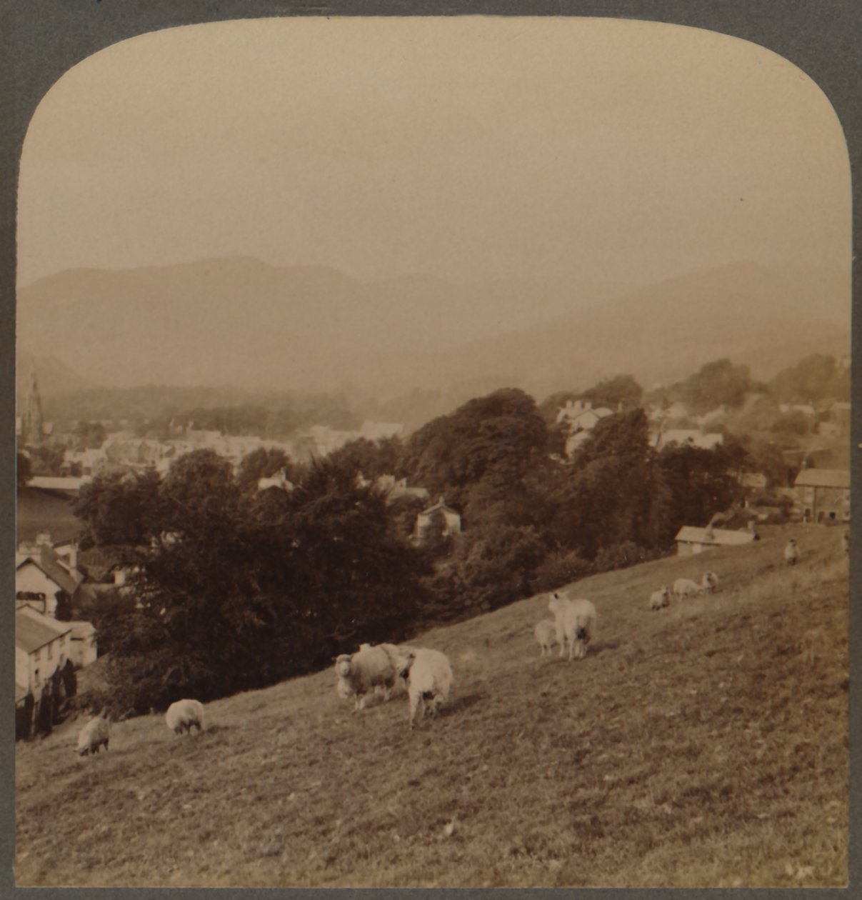1903年，安布赛德（Ambleside）在美丽的Rothay山谷中，英格兰湖区。 作者 不明