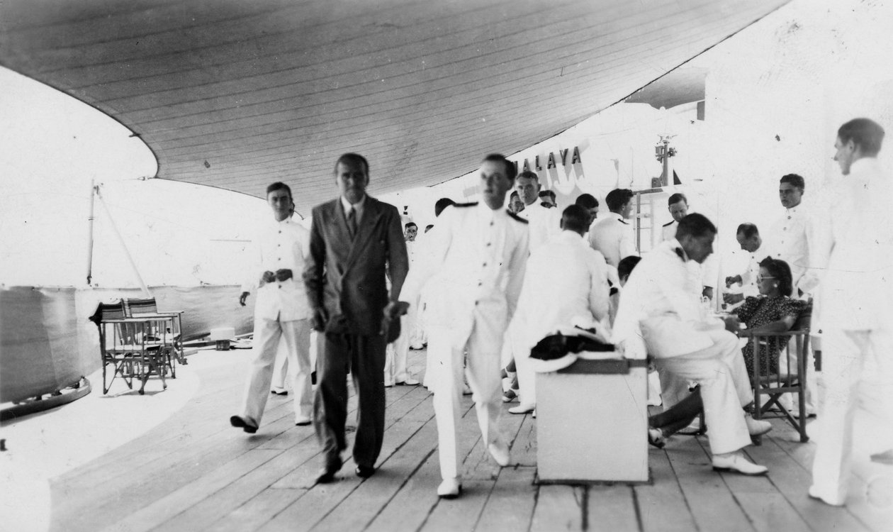 美国演员兼电影导演道格拉斯·费尔班克斯（Douglas Fairbanks，Sr），1938年在意大利威尼斯HMS船上 作者 不明