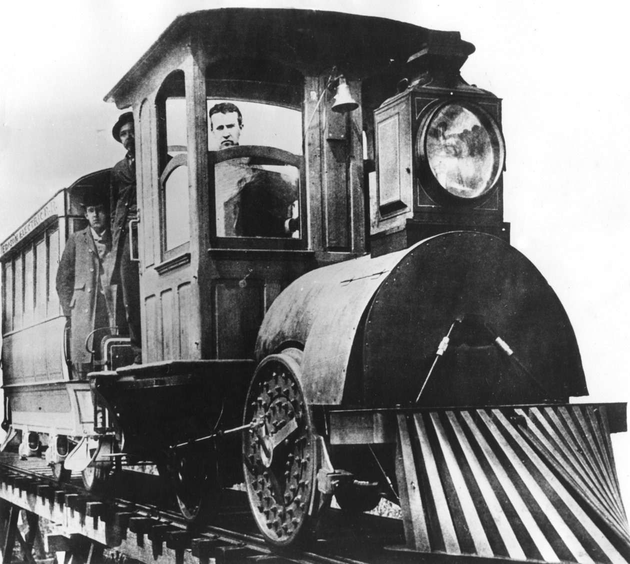 美国发明家托马斯·阿尔瓦·爱迪生（Thomas Alva Edison）乘坐电力铁路，1892年 作者 不明