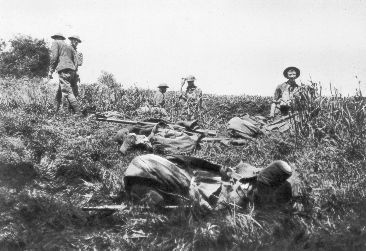 1918年6月1日，法国露西乐堡，美国海军陆战队在挖ging 作者 不明