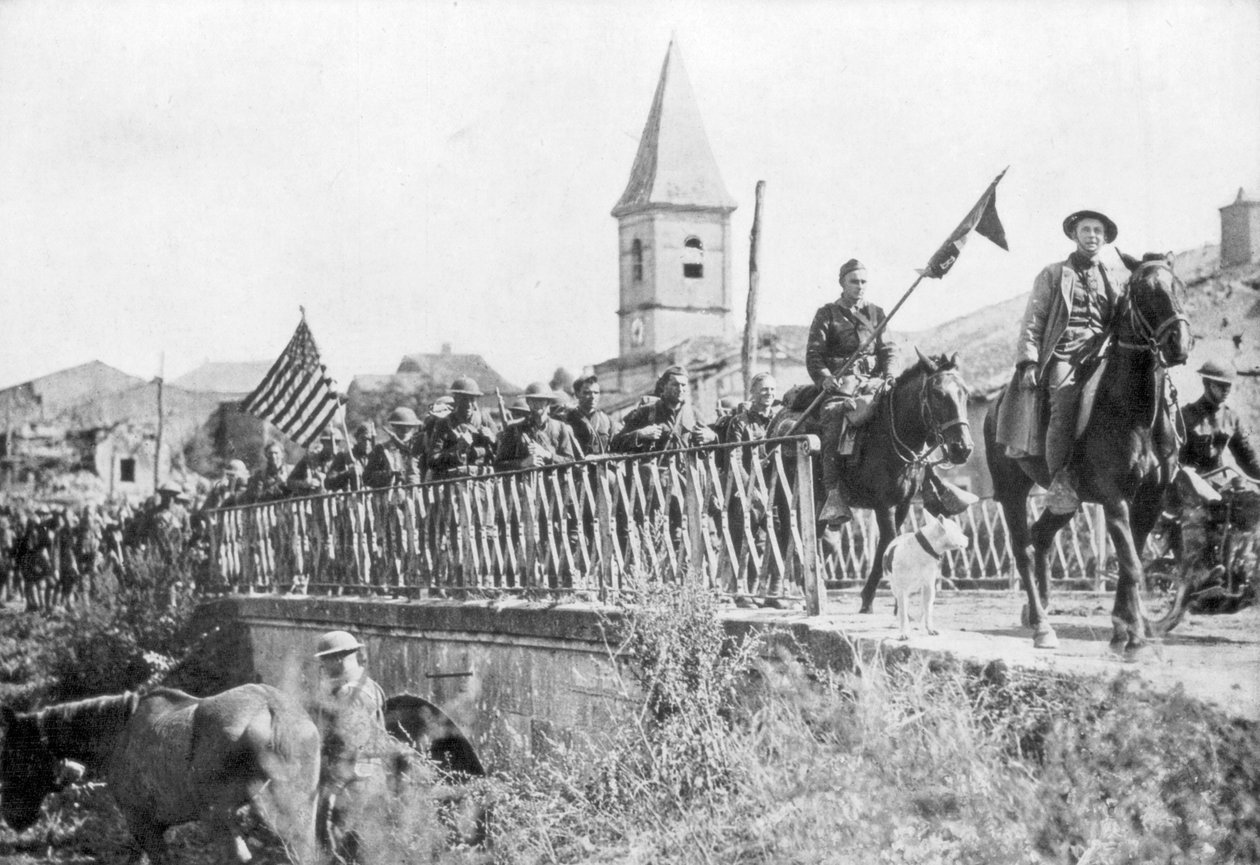 1918年9月12日至15日，美军士兵进入法国圣米耶尔附近的诺萨德村 作者 不明