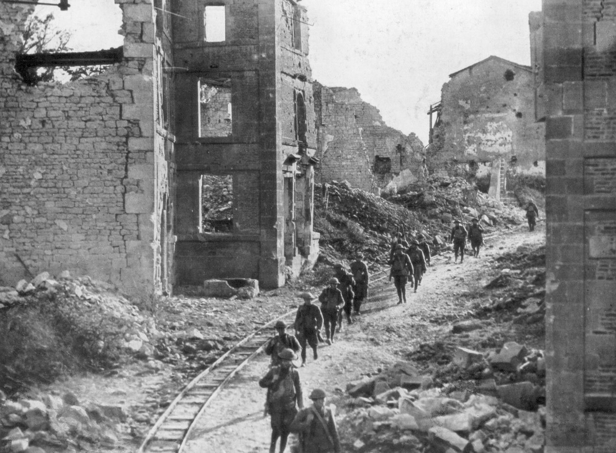 1918年，法国默兹-阿贡省进攻性的瓦雷纳斯废墟上的美军士兵 作者 不明