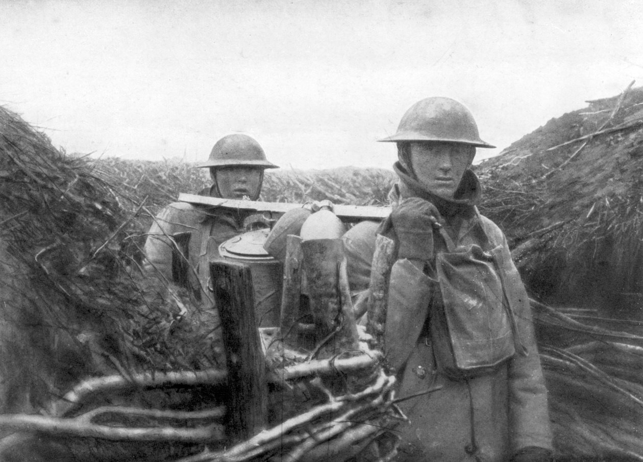 美国前线士兵向战友运送汤汁，1917-1918年 作者 不明