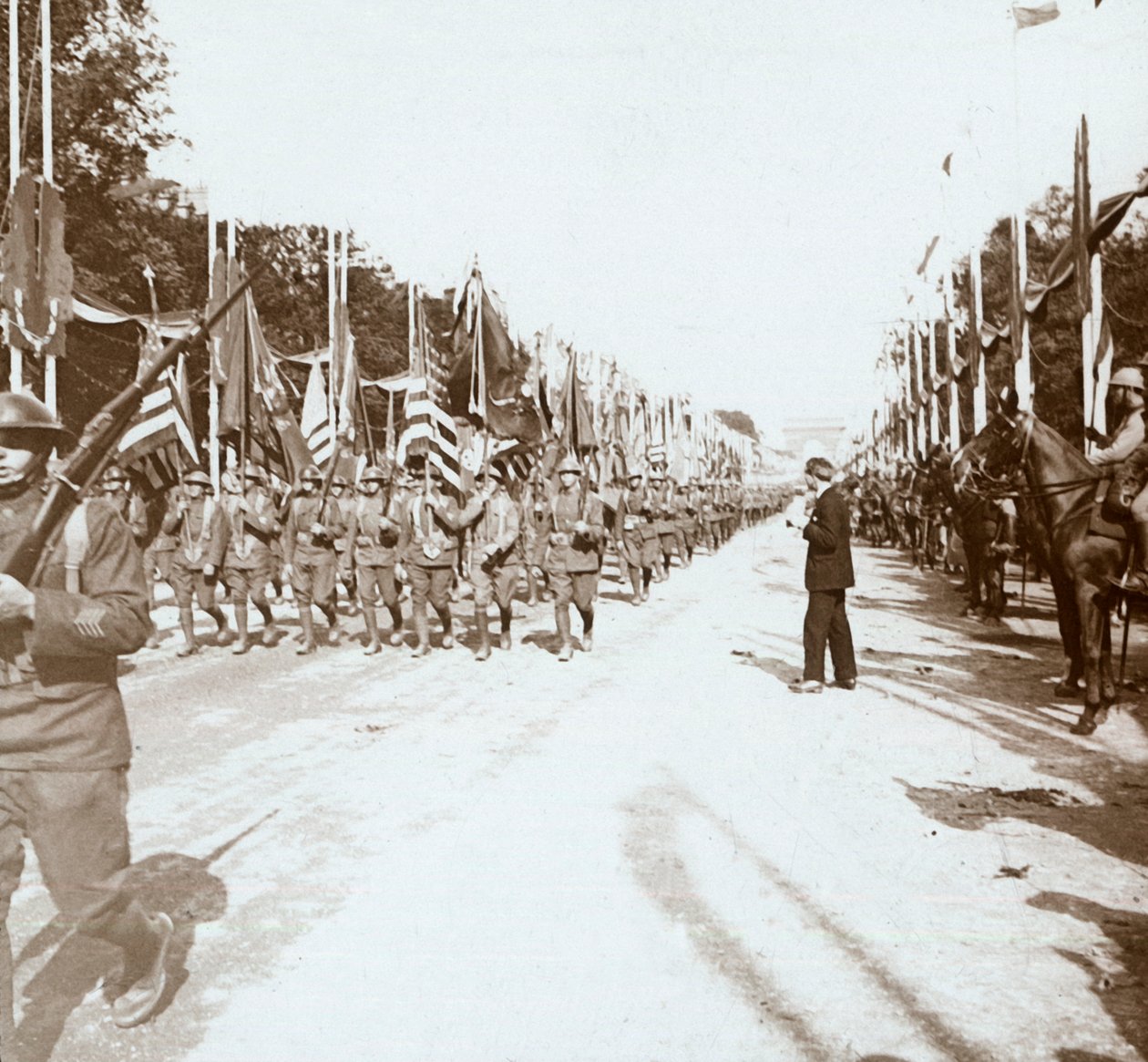 美国军队进军胜利大游行，法国巴黎，C1918-C1919 作者 不明