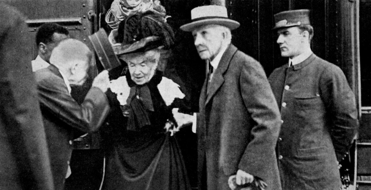 美国大亨约翰·洛克菲勒（John D Rockefeller）和他的妻子于1912年到达俄亥俄州克利夫兰，1951年 作者 不明