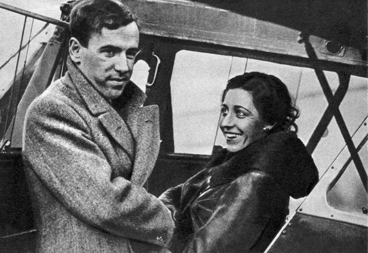 英国飞行员艾米·约翰逊（Amy Johnson）即将于1932年前往开普敦。 作者 不明