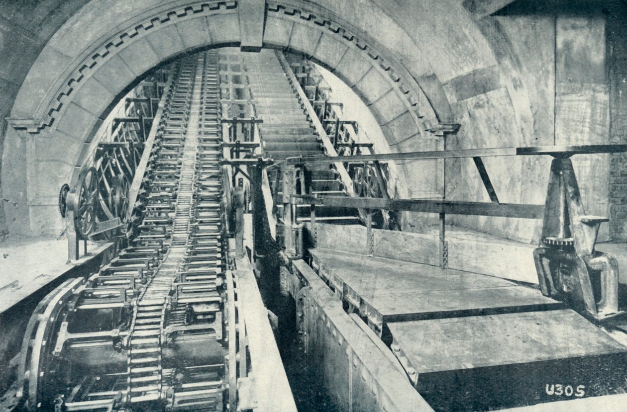1922年在建筑过程中的自动扶梯。 作者 不明