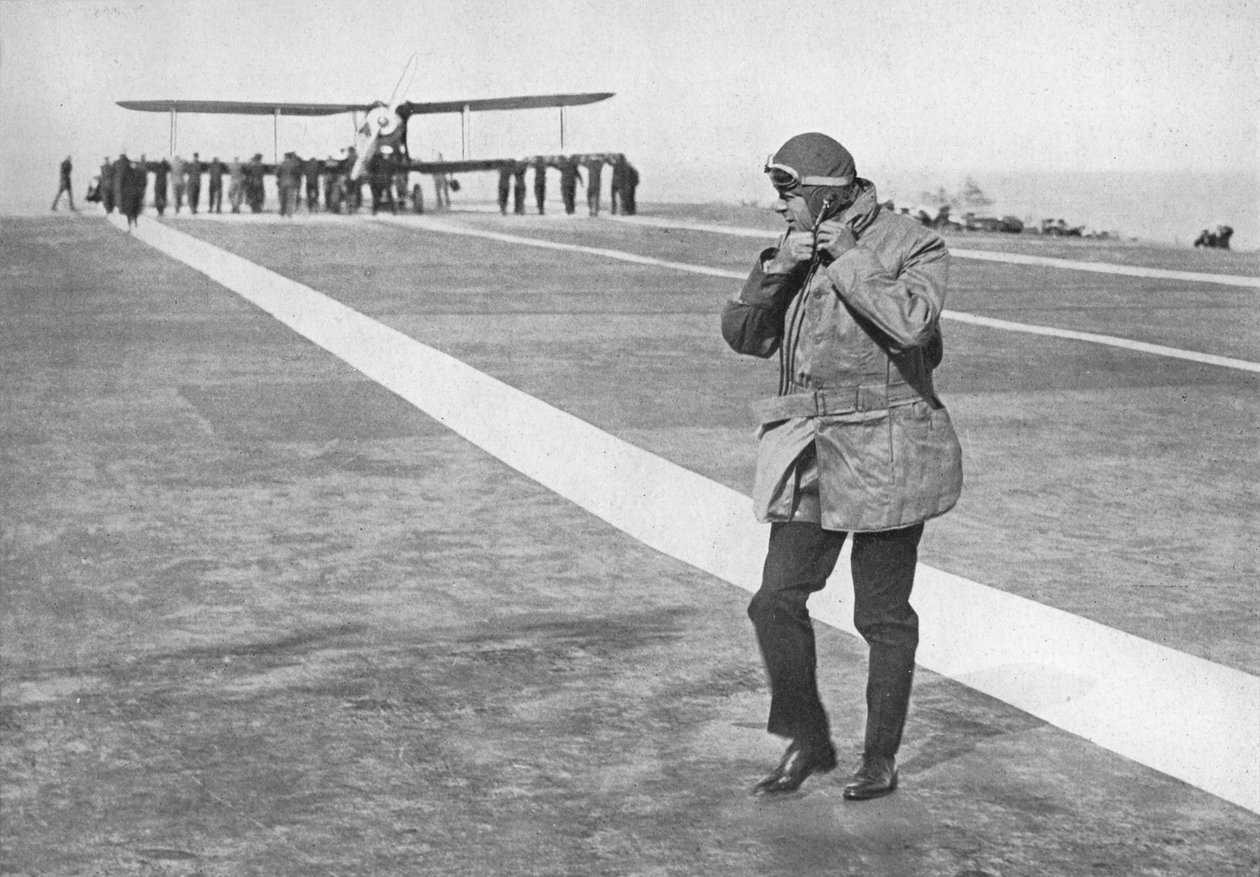 历史悠久的场合：爱德华国王（King Edward）摘下飞行头盔，1936年 作者 不明