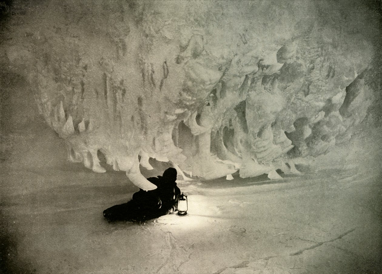 冬季的冰洞，c1908，1909年。 作者 不明