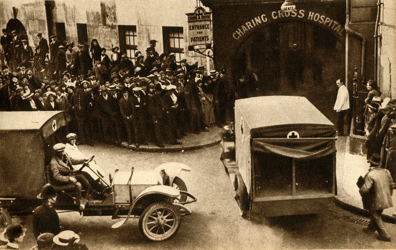 1914年，1933年，一辆救护车开进伤亡人员进入查林十字医院。 作者 不明