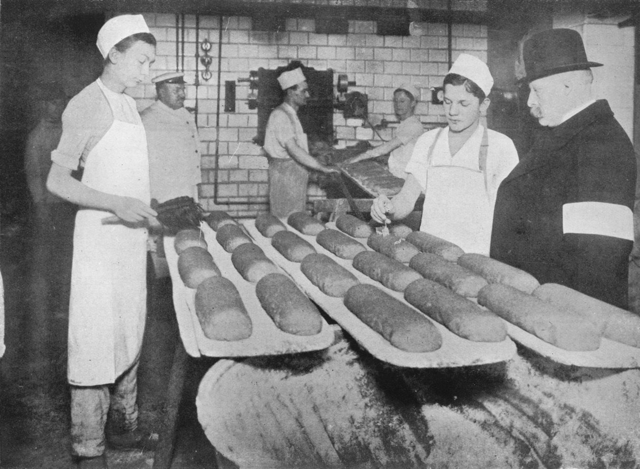 1915年，一位检查员前往柏林一家面包店。 作者 不明