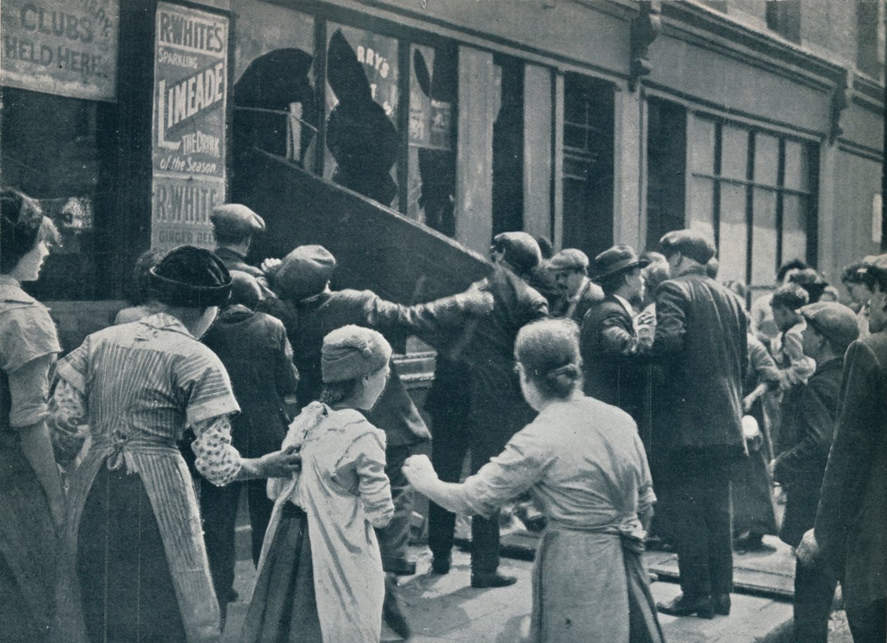 伦敦的反德国骚乱：一群人闯入一家德国商店的窗户，c1914 作者 不明
