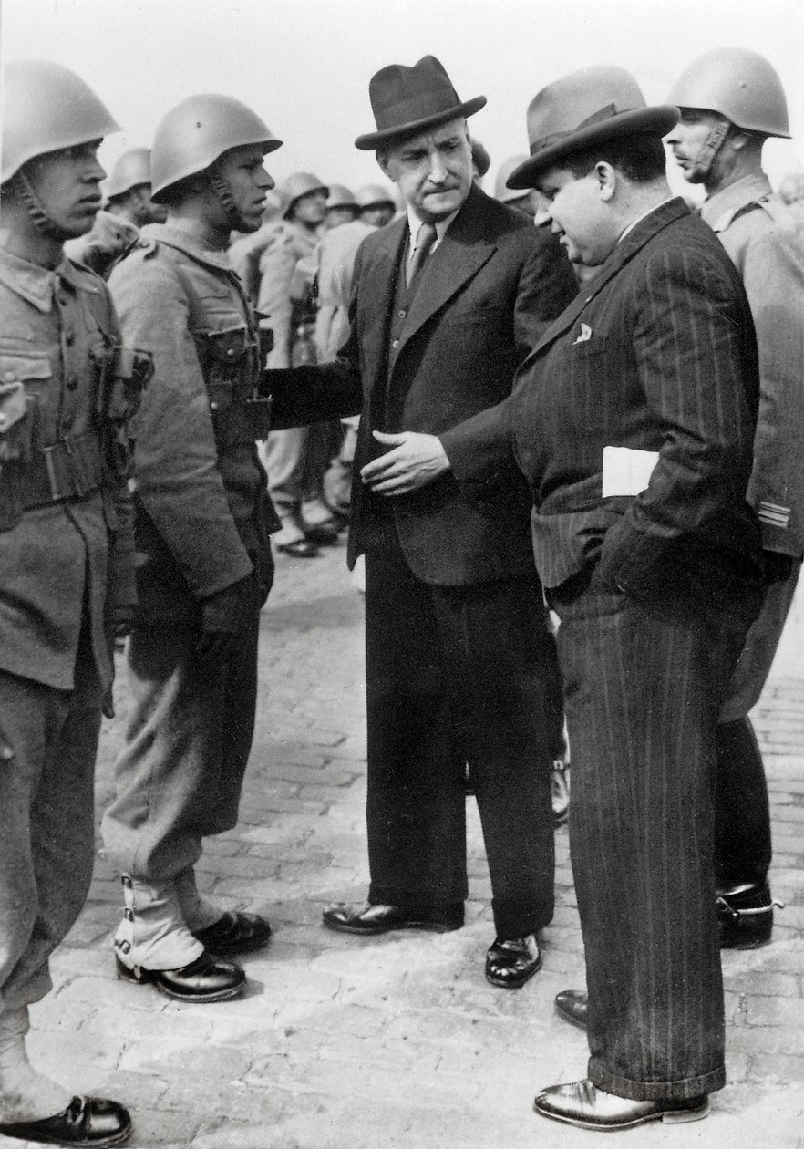 Antonio de Oliveira Salazar (1888-1970), dictator of Portugal from 1932 to 1968, inspects the troops during a visit to the Azores, 5 April 1941 (b/w photo) 作者 不明