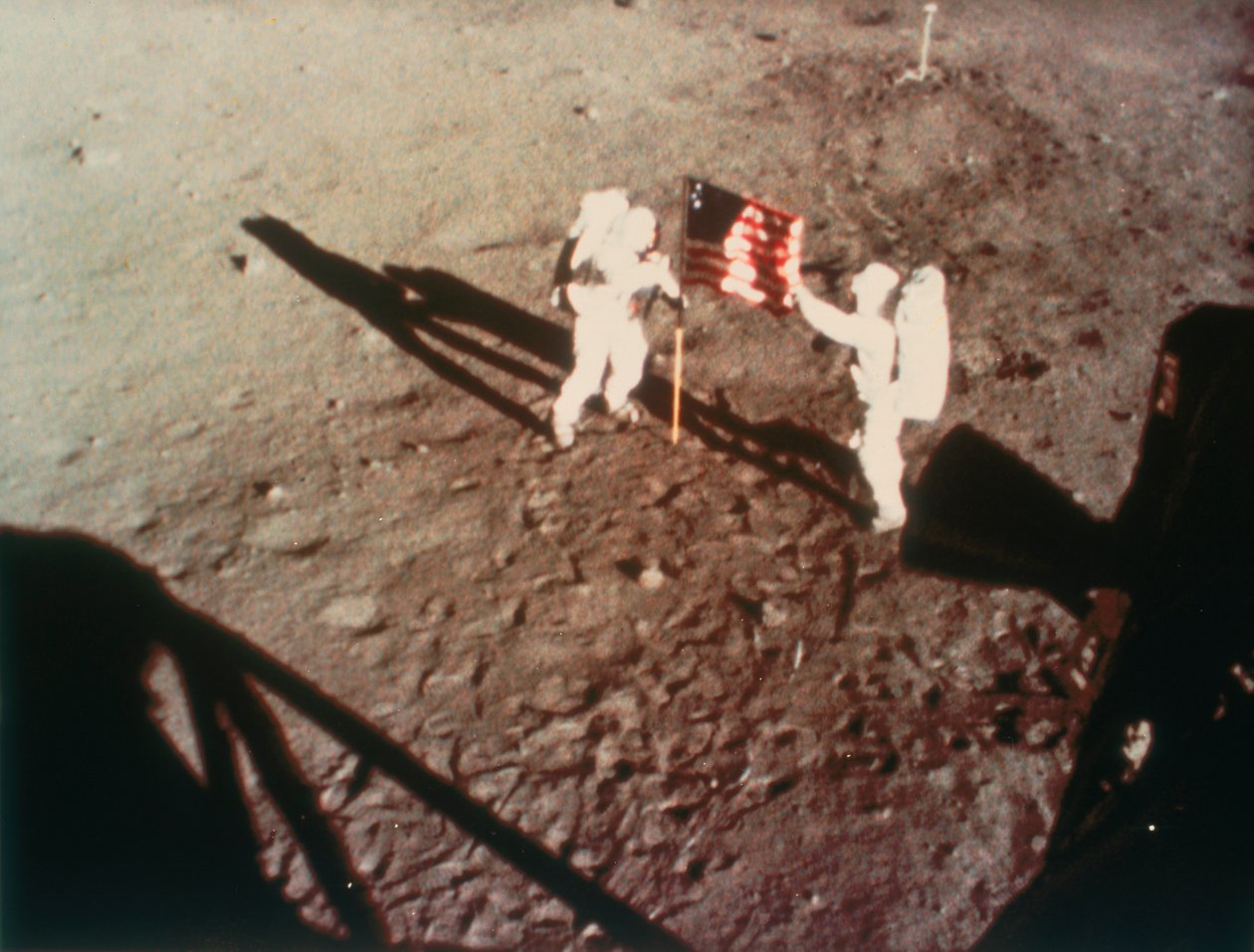 阿姆斯特朗（Armstrong）和奥尔德林（Aldrin）1969年在月球上松开美国国旗 作者 不明