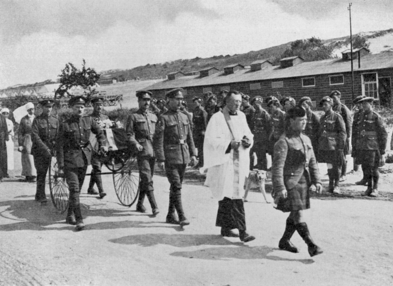 陆军牧师主持在1918年在埃布尔斯特附近的英国基地空袭中丧生的护士的葬礼 作者 不明
