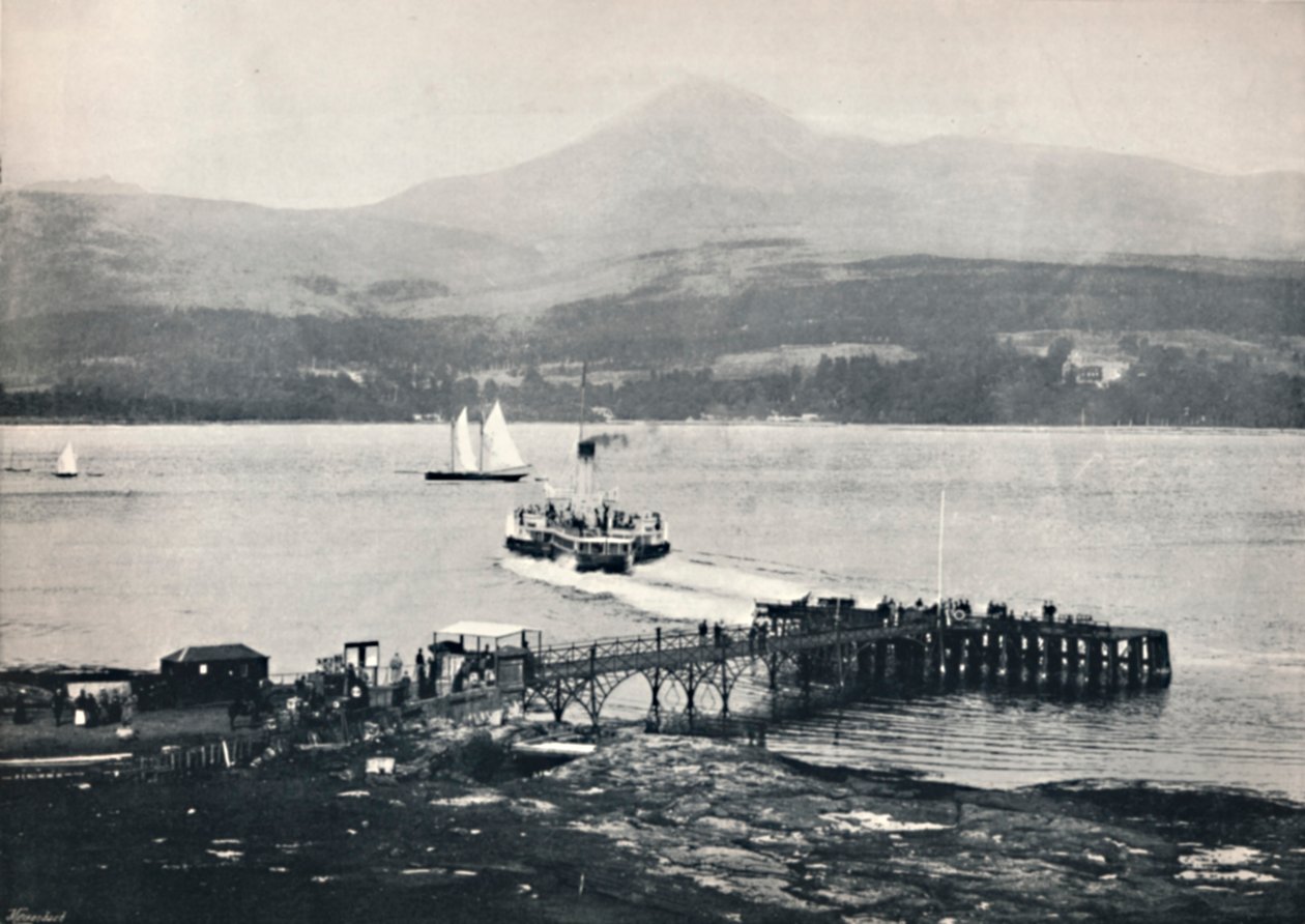 雅兰（Arran）-布罗迪克码头（Brodick Pier）和山羊场（Goatfell），1895年 作者 不明