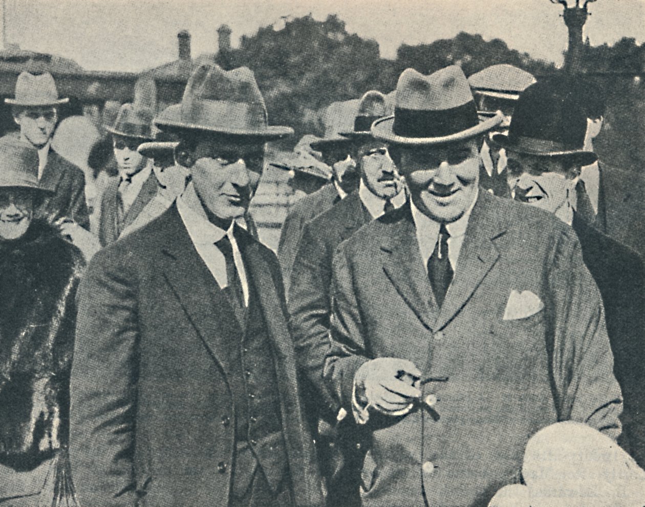 到达英国。塞西尔·福斯特（Cecil Foster）上尉及其首席官格雷夫森德（Gravesend），1923年8月，1936年 作者 不明