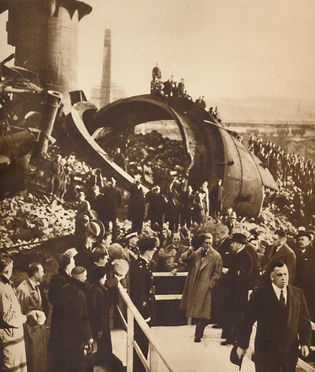 1936年，在南威尔士的废弃钢铁厂，1936年 作者 不明