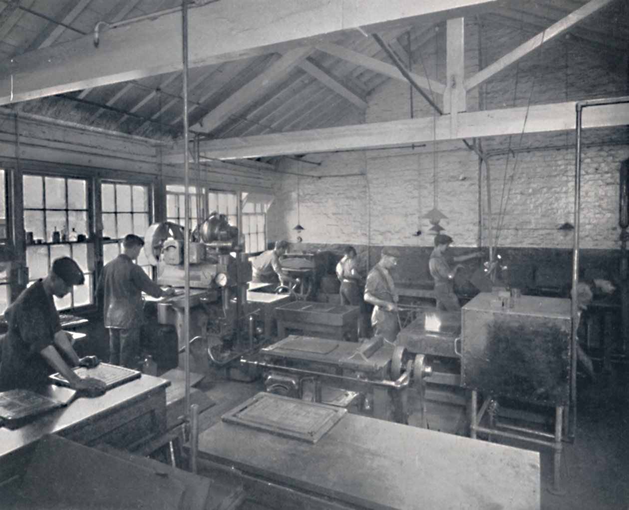 在铸造厂工作。制作页面蜡模，1917年 作者 不明
