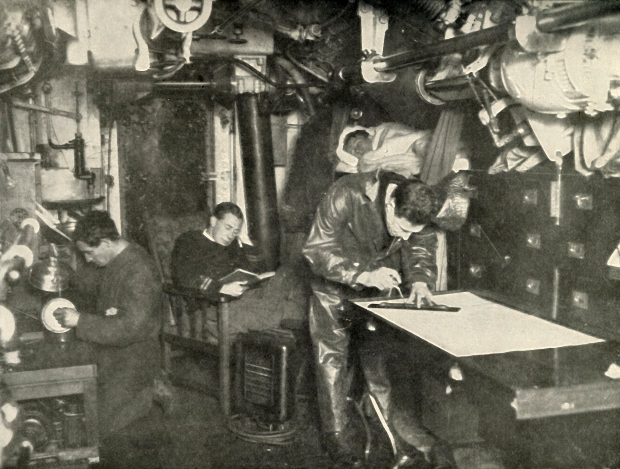 在海底。 1919年，在一艘潜水艇的病房里。 作者 不明