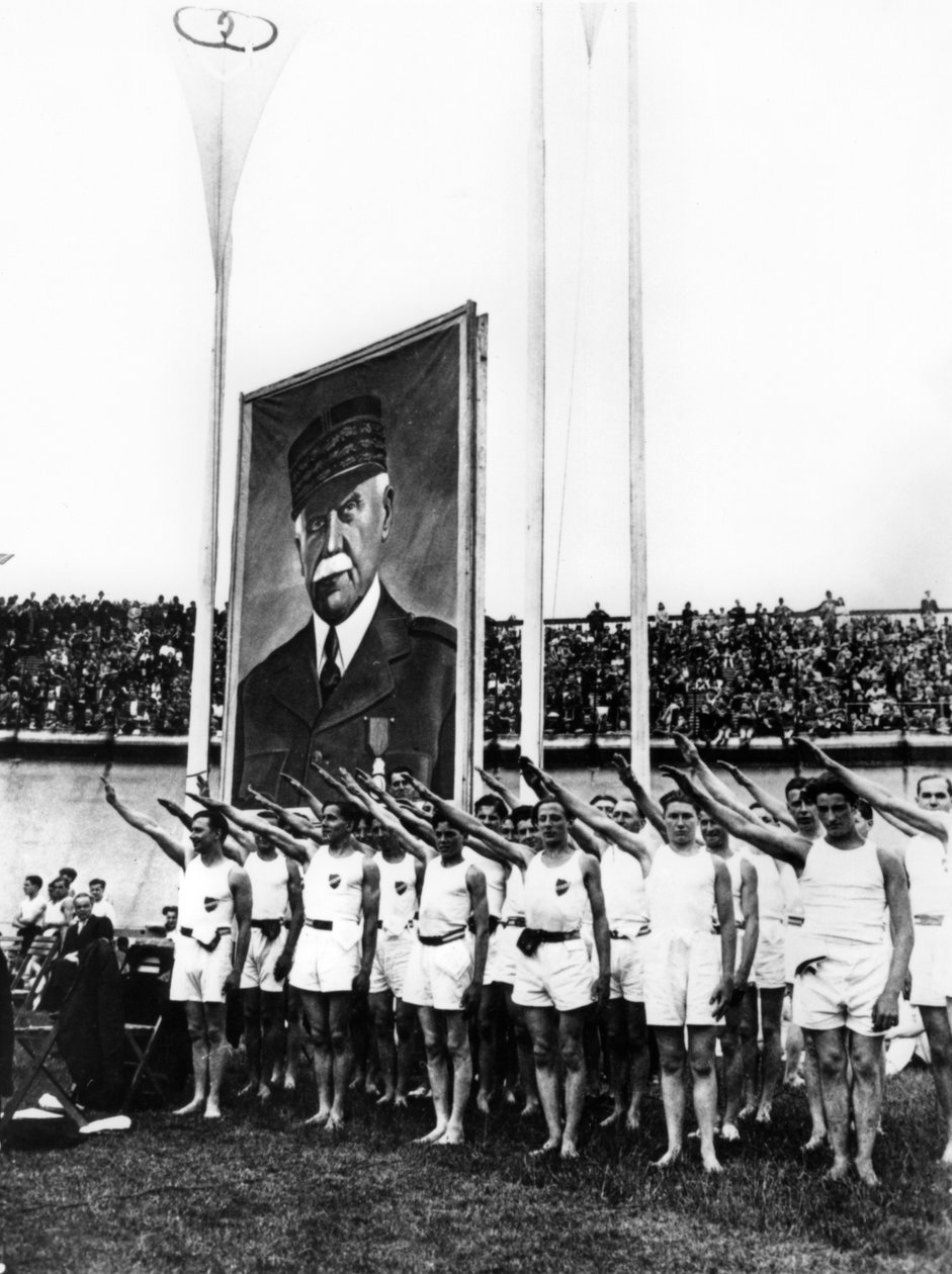致敬法西斯主义的运动员，巴黎王子公园，1941年 作者 不明