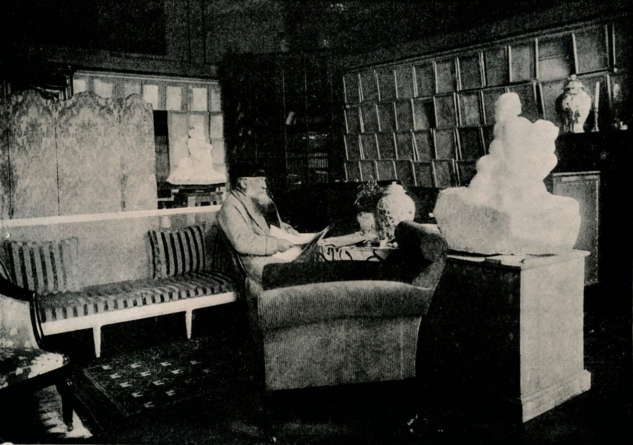 奥古斯特·罗丹（Auguste Rodin）在他的书中，地址为77 Rue De Varenne，c1900 作者 不明