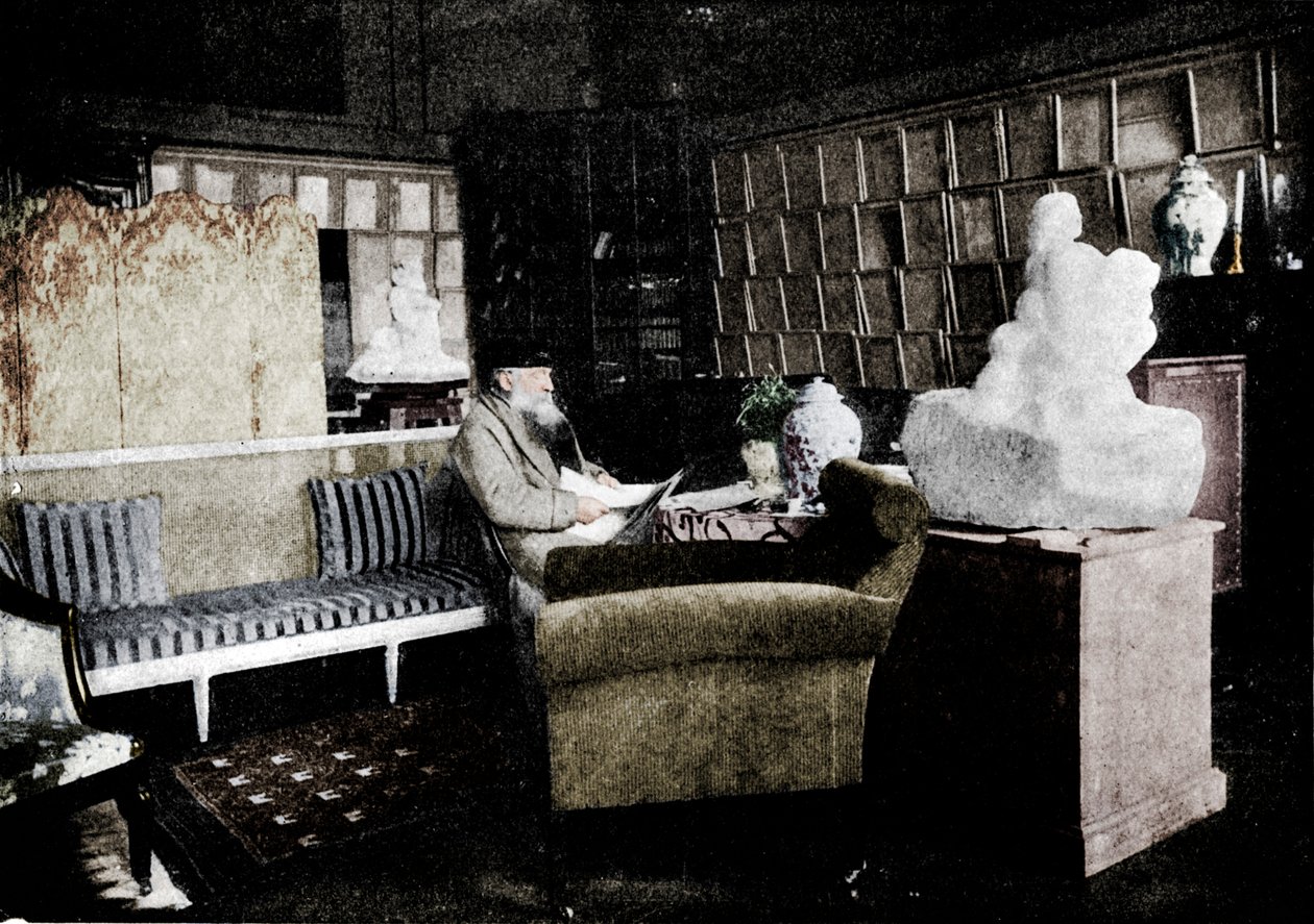 奥古斯特·罗丹（Auguste Rodin）在他的书中，街77号，瓦雷纳（Cue De Varenne），1900 作者 不明