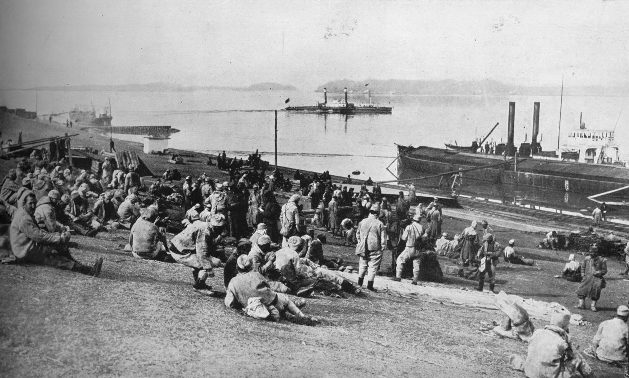1915年中午，塞尔维亚人将奥地利俘虏的囚禁在多瑙河河畔。 作者 不明