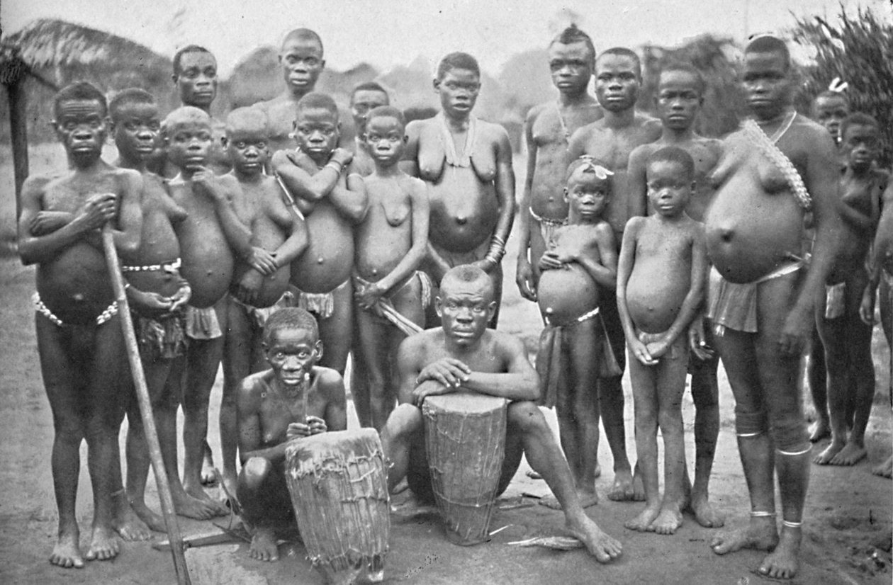 Bambute Pygmy小组与两名威尔士妇女，1902年 作者 不明