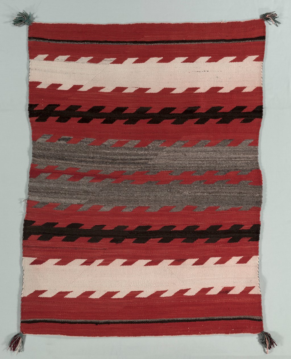 带状地毯c。 1890-1900。 作者 不明