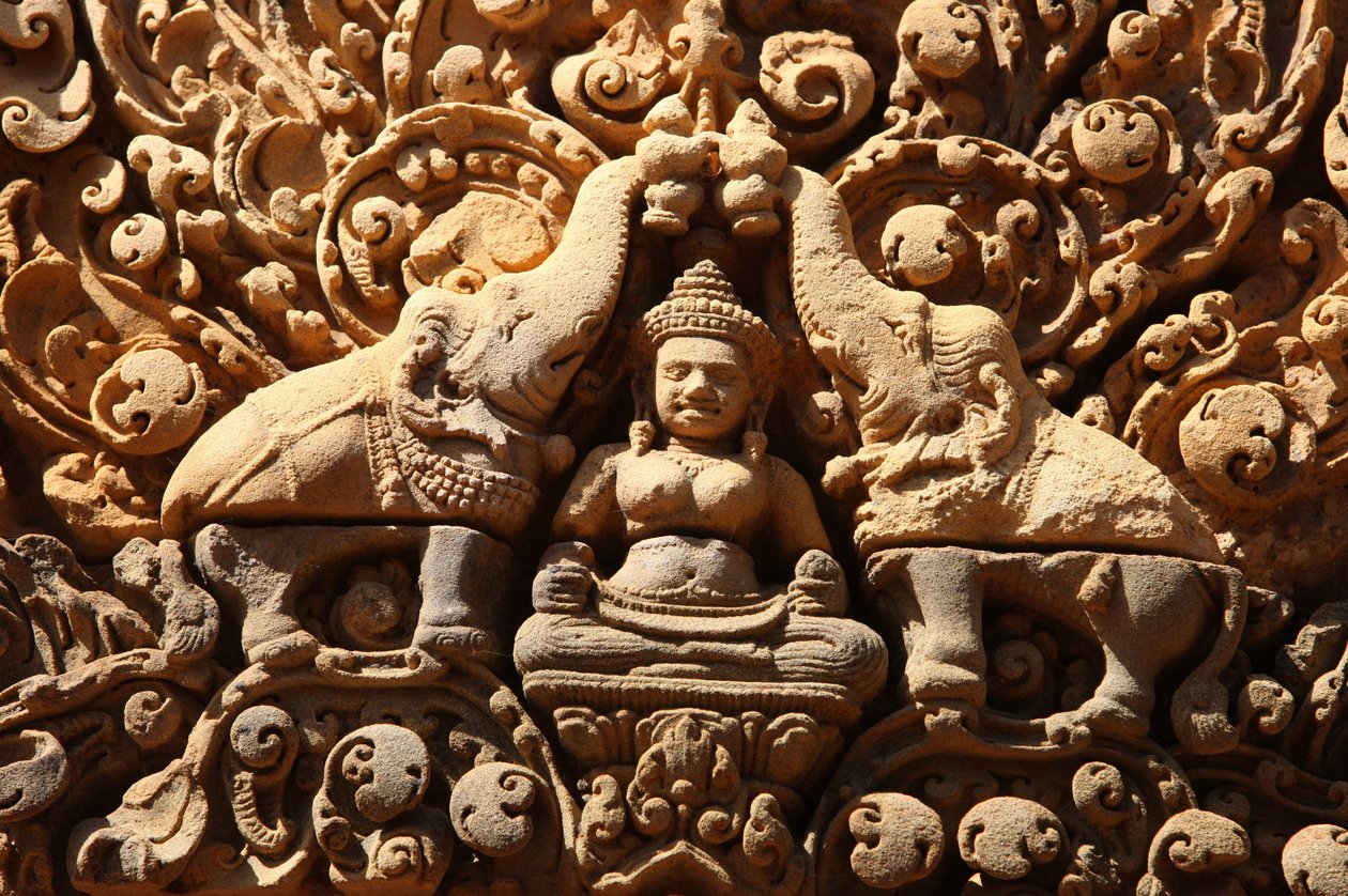Banteay Srei Temple at Angkor in Cambodia. Lakshmi, Hindu goddess of wealth and wife of god Vishnu, is sprinkled with holy water by two elephants Siem Reap Cambodia 作者 不明