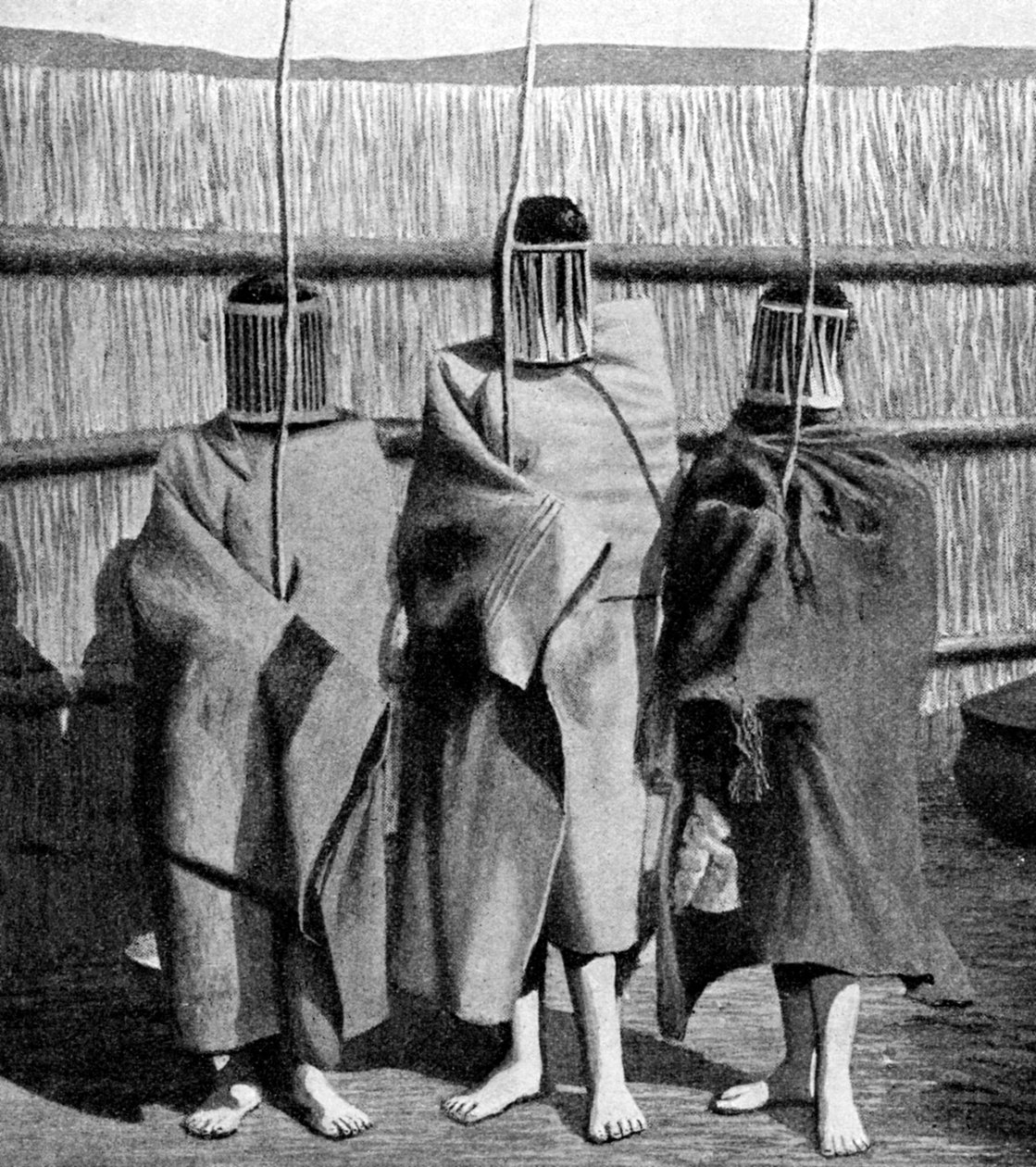 1922年莱索托开始进入成年部落社会的时期的Basuto女新娘 作者 不明