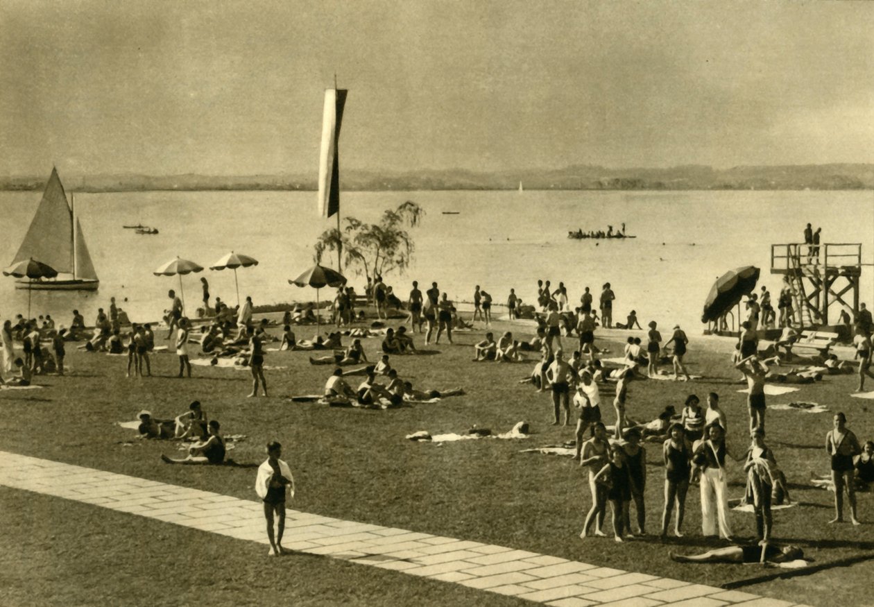 1935年，奥地利布雷根茨，博登湖岸上的沐浴者。 作者 不明