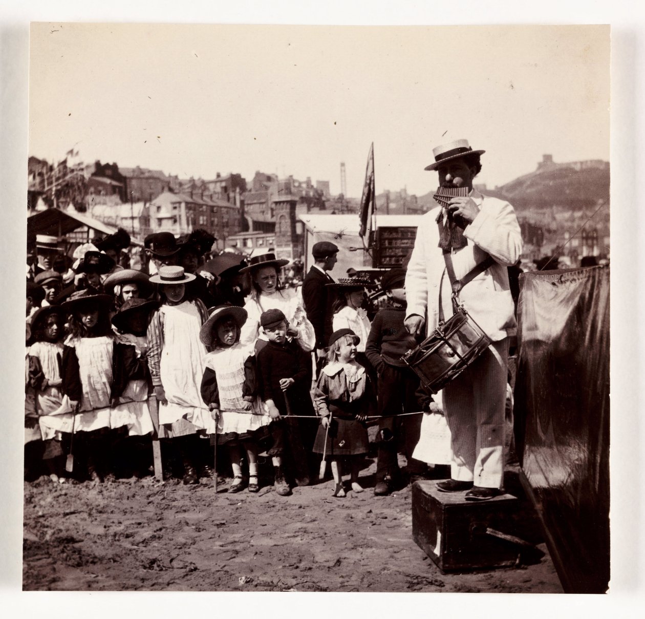 Beach entertainer, c 1905 作者 不明