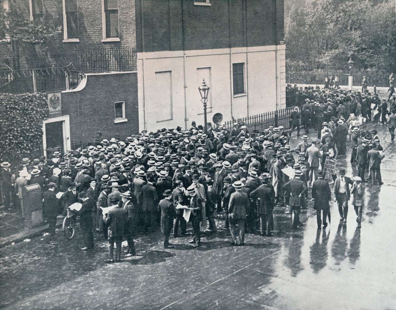 在英格兰宣战之前：1914年，德国预备役军在德国驻伦敦领事馆外等候 作者 不明