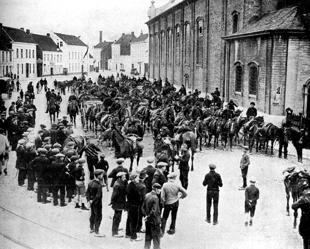 1914年第一次世界大战，由克虏伯制造的比利时枪为比利时根特附近的战斗做准备 作者 不明