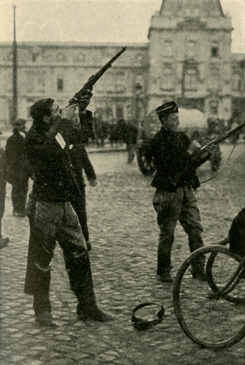 比利时军事骑自行车的人射击在一架德国飞机上，第一次世界大战，1914-1918，c1920。 作者 不明